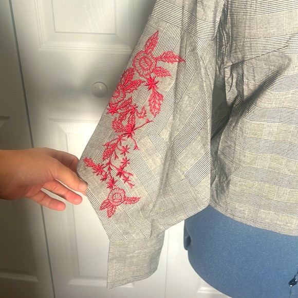 Houndstooth Blouse with exaggerated embroidered sleeve - Picture 2 of 14